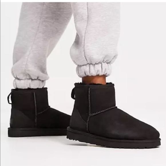 New UGG Women’s Black Classic Mini II Boot, Size US 7 - Picture 2 of 13